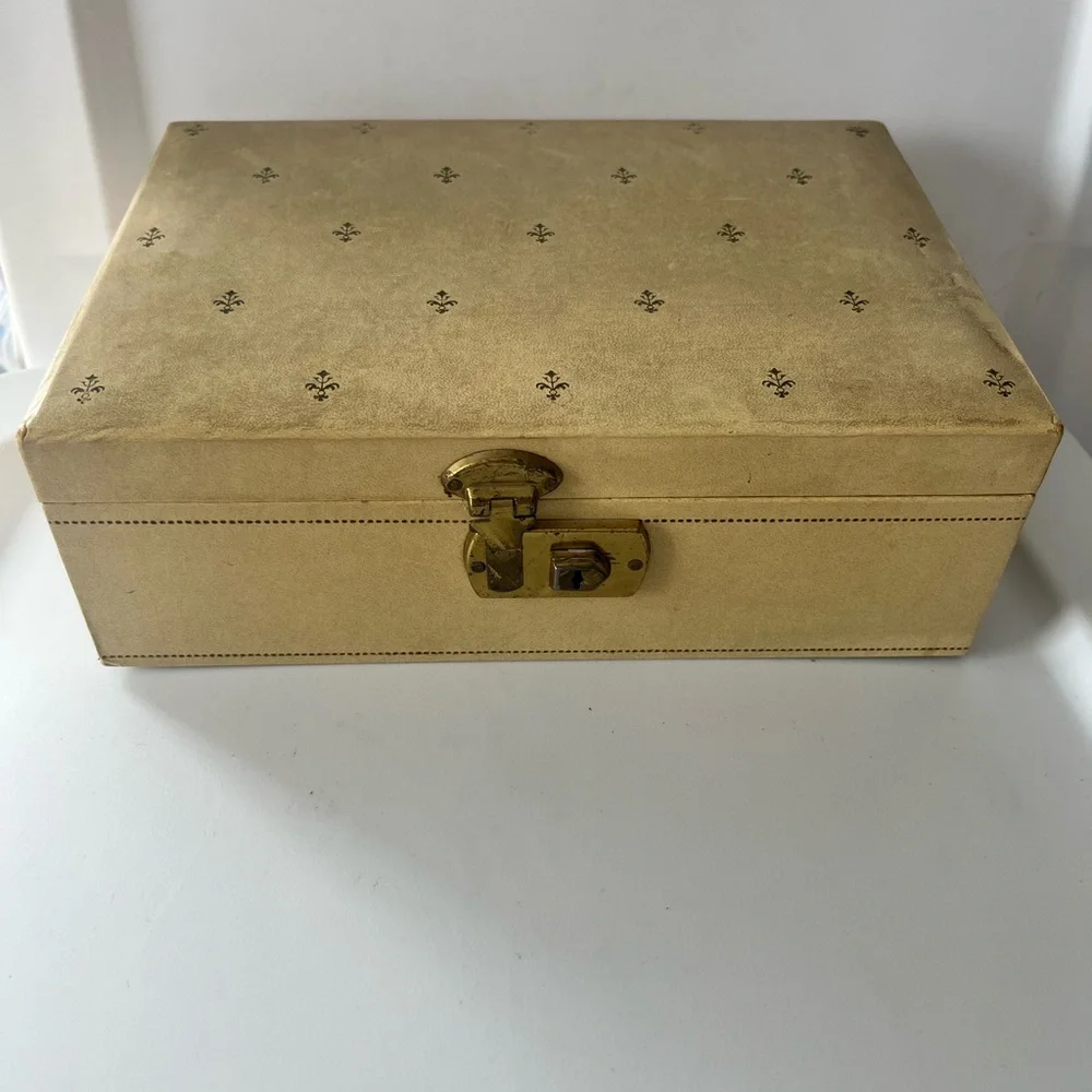 MELE vintage mid-century cream and gold fleur de lis jewelry box